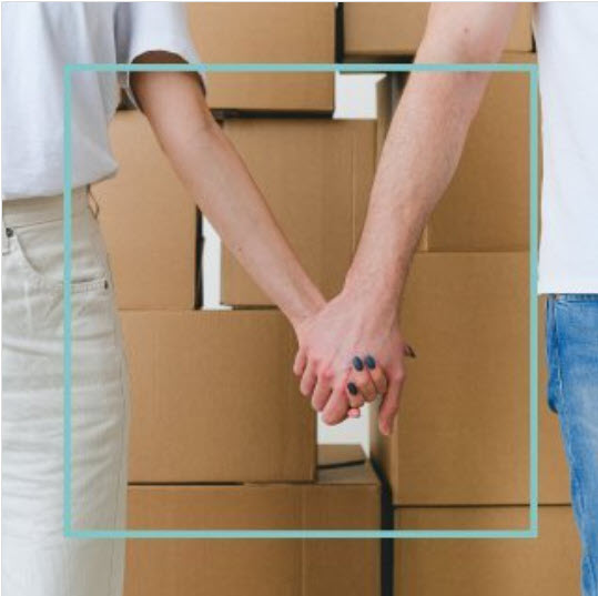 Furgoneta o vehículo de BOXROOMER recogiendo cajas y muebles en el domicilio de un cliente en Pinto, servicio de recogida gratuita